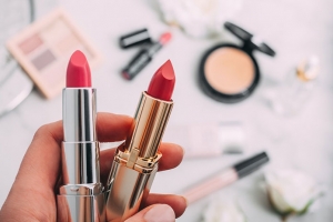 Zestawy kosmetyczne – sprawdzony prezent dla każdej kobiety